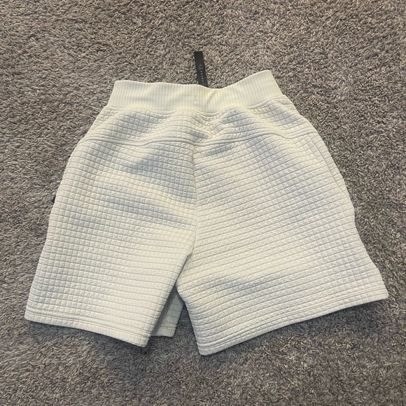 Lululemon lab Textured Grid High-Rise Short 5.5" Size 4
Color Muslin - Picture 4 of 10